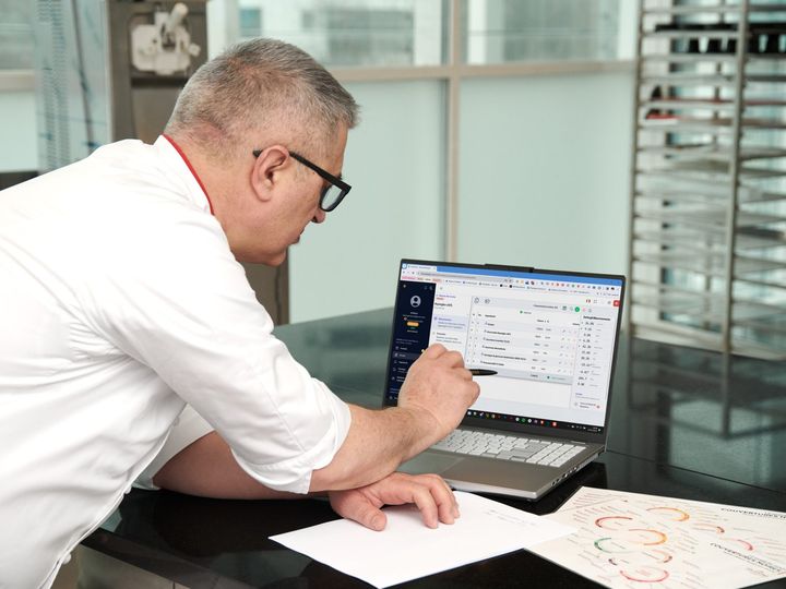 Andrea Bandiera al lavoro in laboratorio durante una preparazione tecnica.