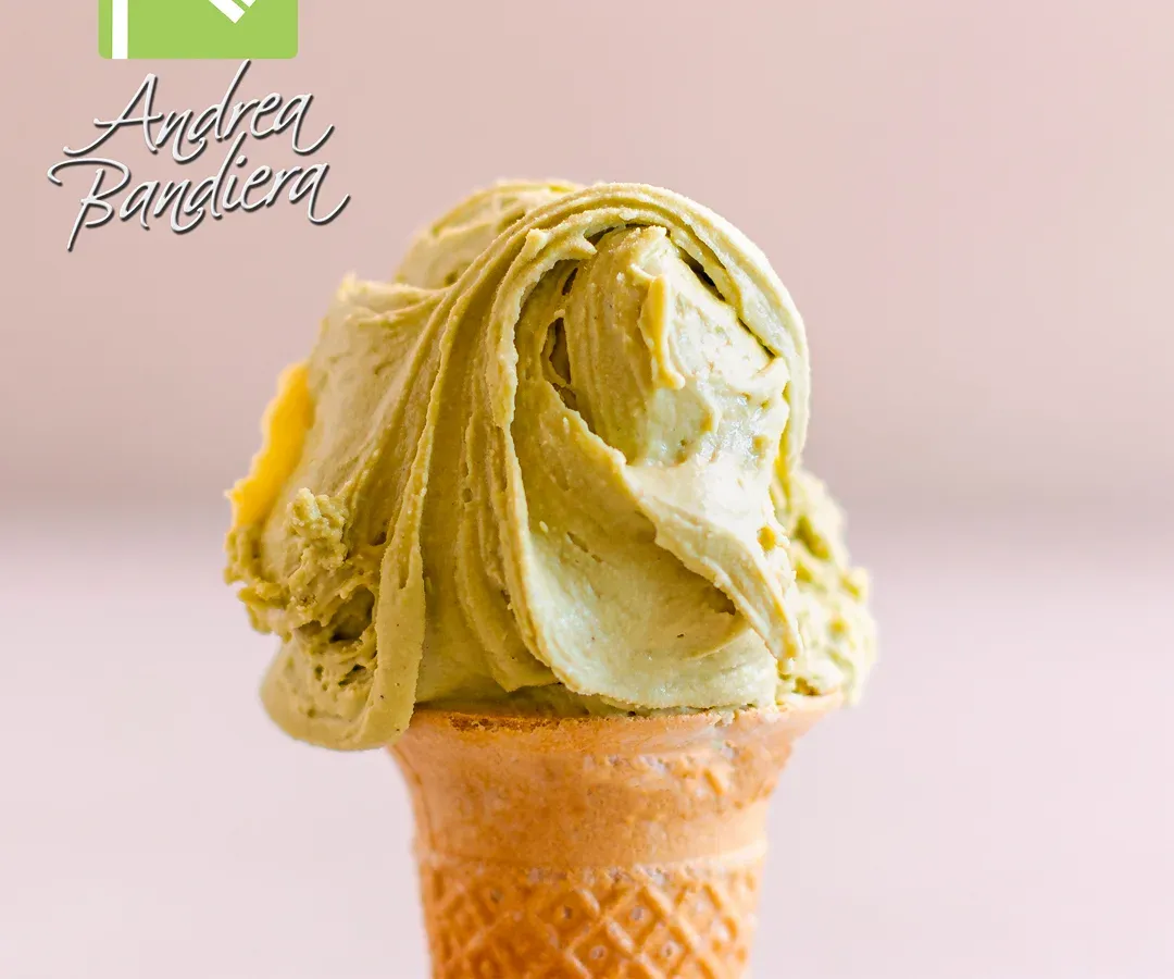 Gelato al pistacchio servito su cono.