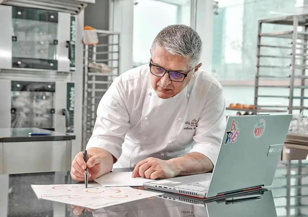 Andrea Bandiera prende appunti tecnici durante una sessione di consulenza in laboratorio.