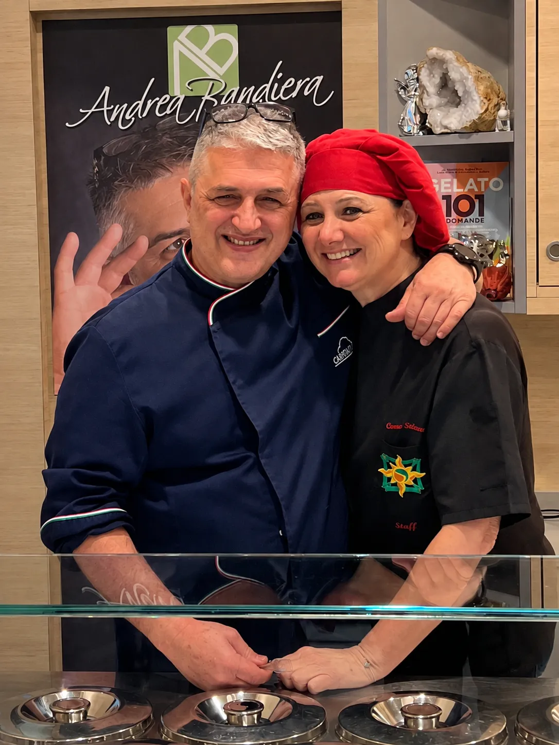 Andrea Bandiera con una persona davanti al banco della Cremeria Scirocco.